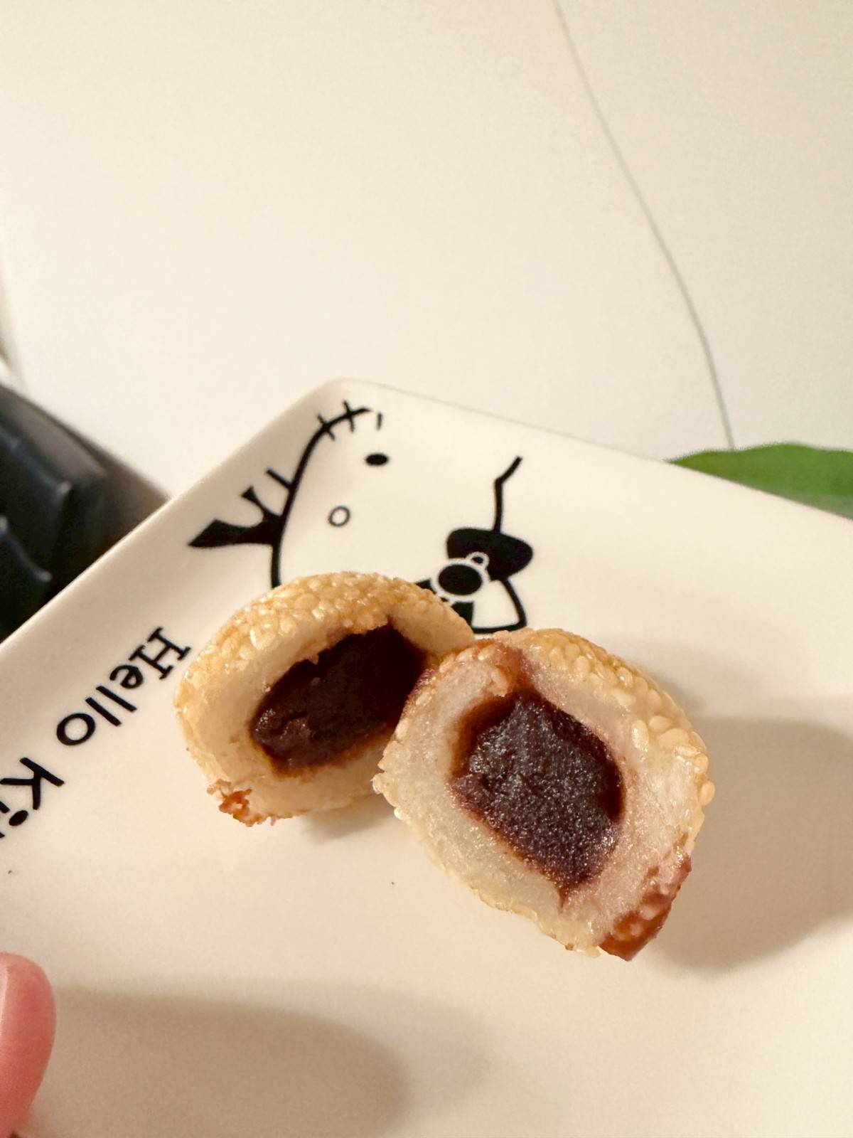 業務スーパーの「こしあん入りごま団子」断面