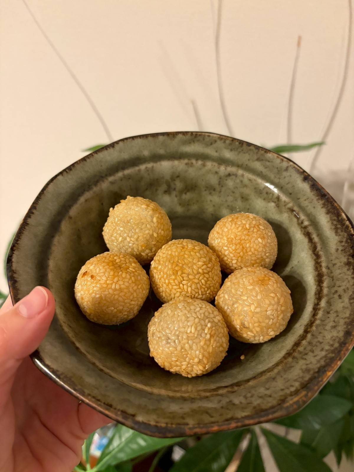業務スーパーの「こしあん入りごま団子」