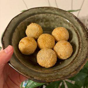 【業務スーパー】こしあんたっぷりで食べ応え◎モチモチの「ごま団子」