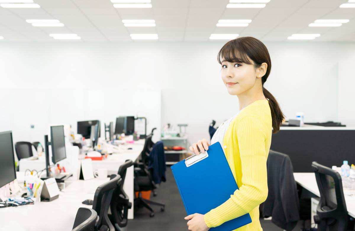 オフィスにいる女性