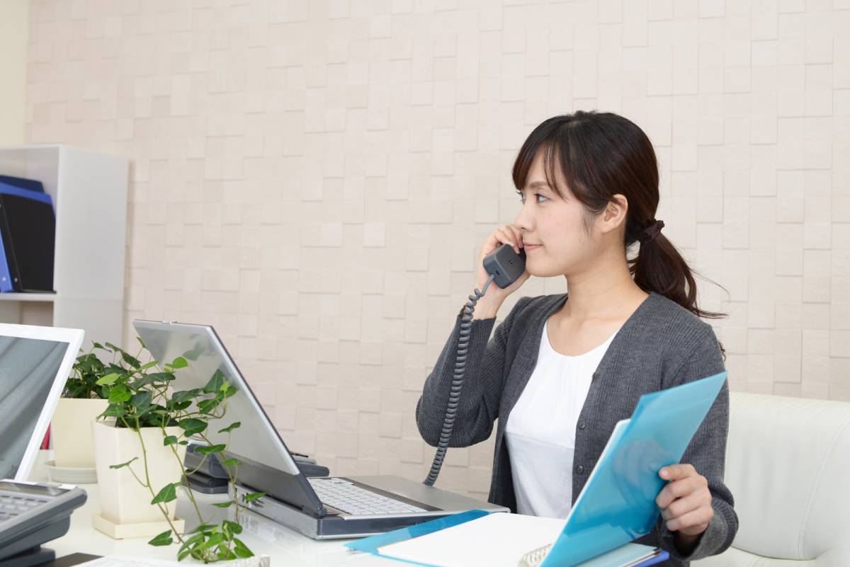 電話応対をしている女性