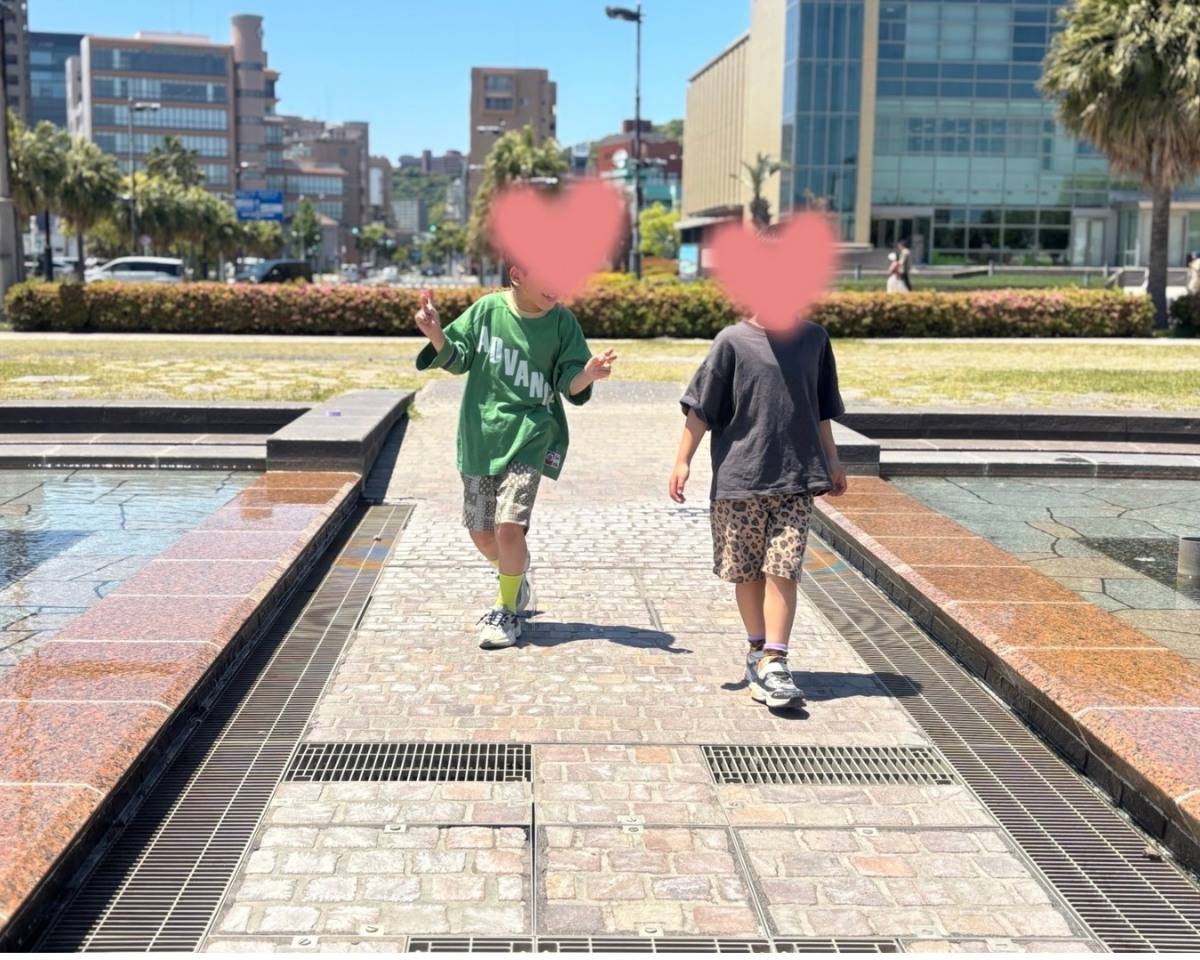 公園を歩く男の子兄弟