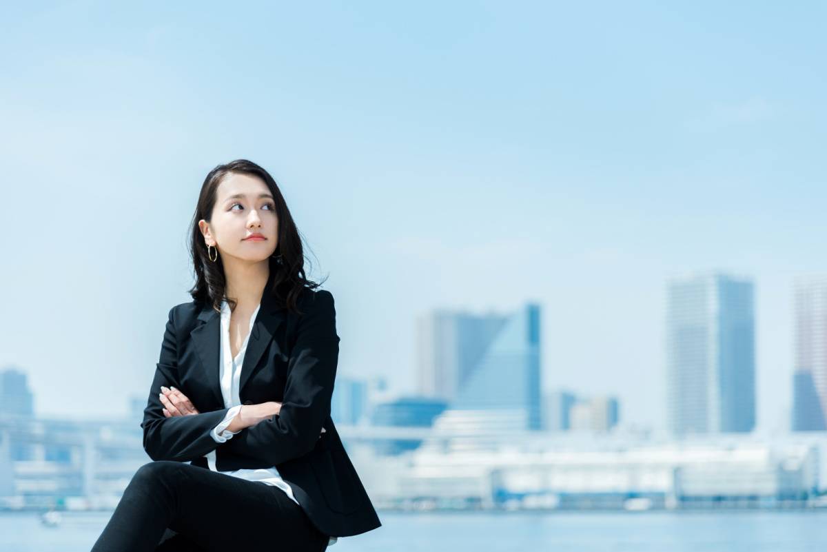 スーツ姿の女性