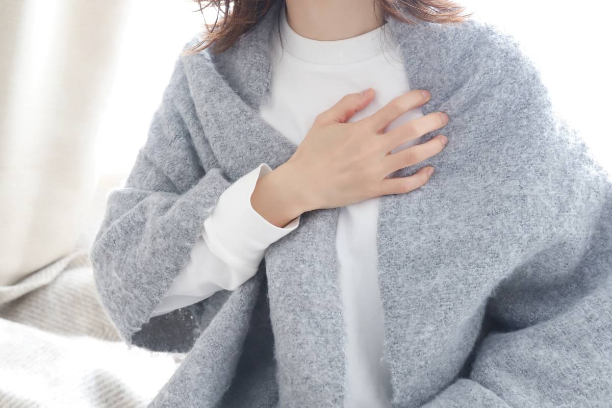 胸を押さえる女性