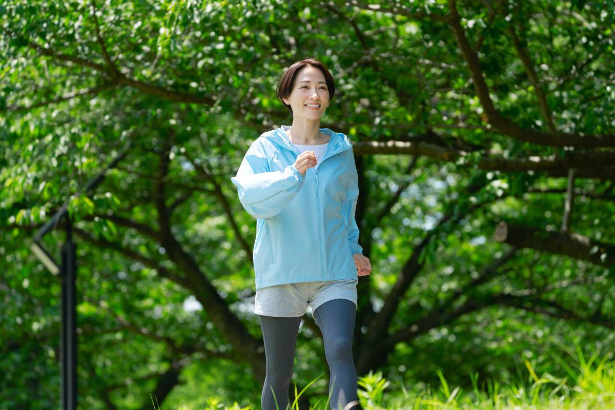 ウォーキングをする女性
