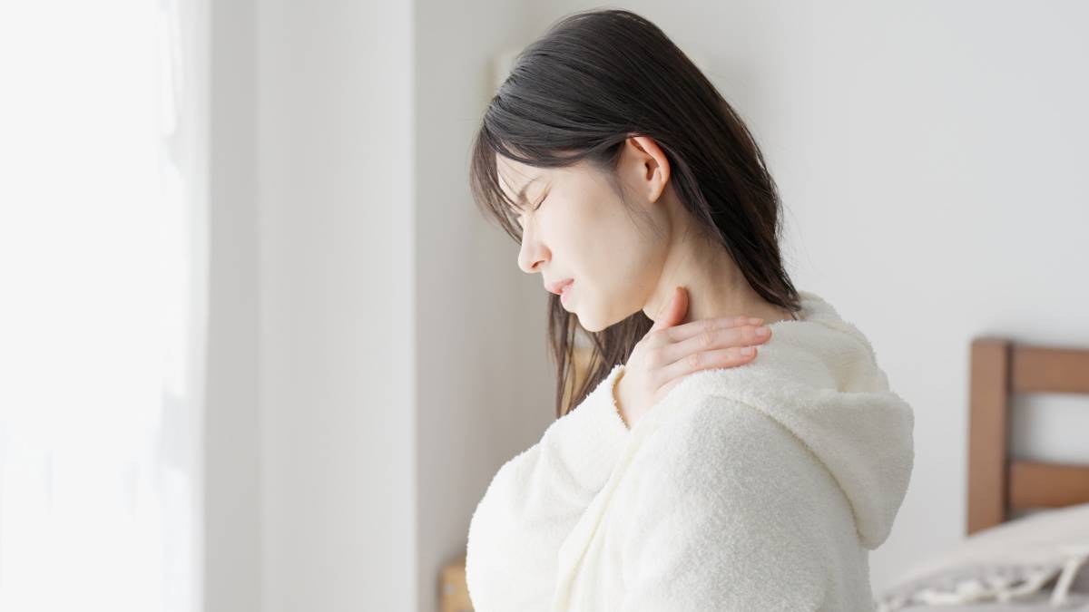 肩を気にする女性