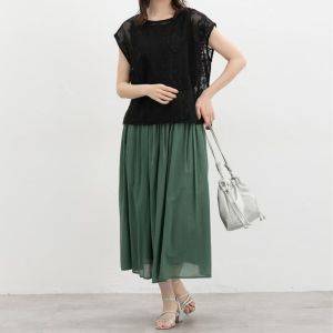 【Honeys】50代にこそおすすめ。夏に着たい《黒トップス》1枚で洗練された印象に