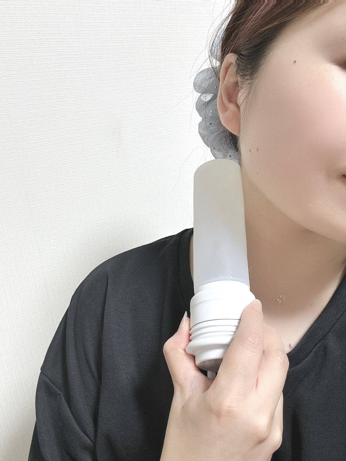 保冷スティックで首を冷やしているところ