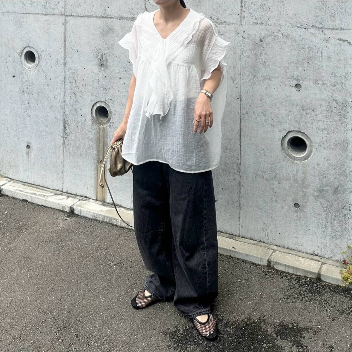 シアーブラウスを合わせて涼しげに♡