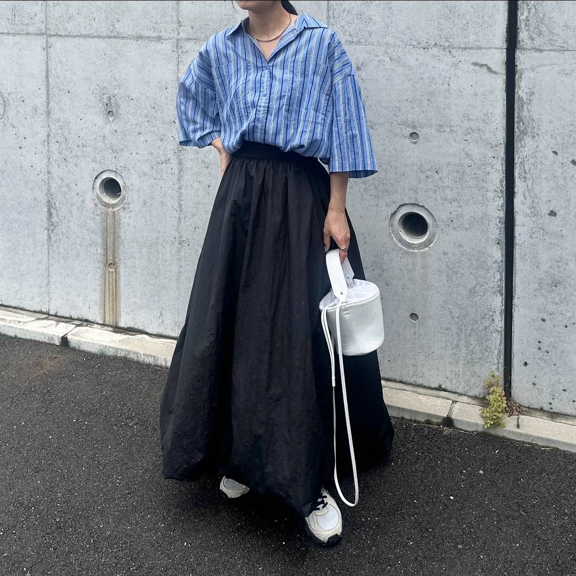 マルチストライプ柄シャツ×黒スカート