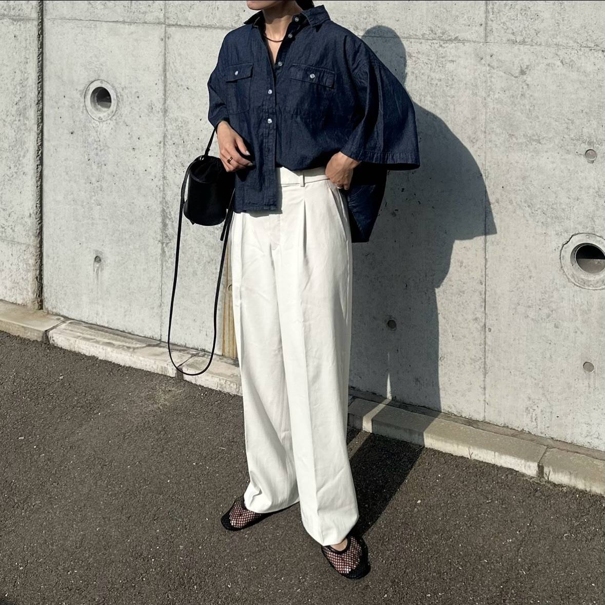 デニムシャツ×白パンツ