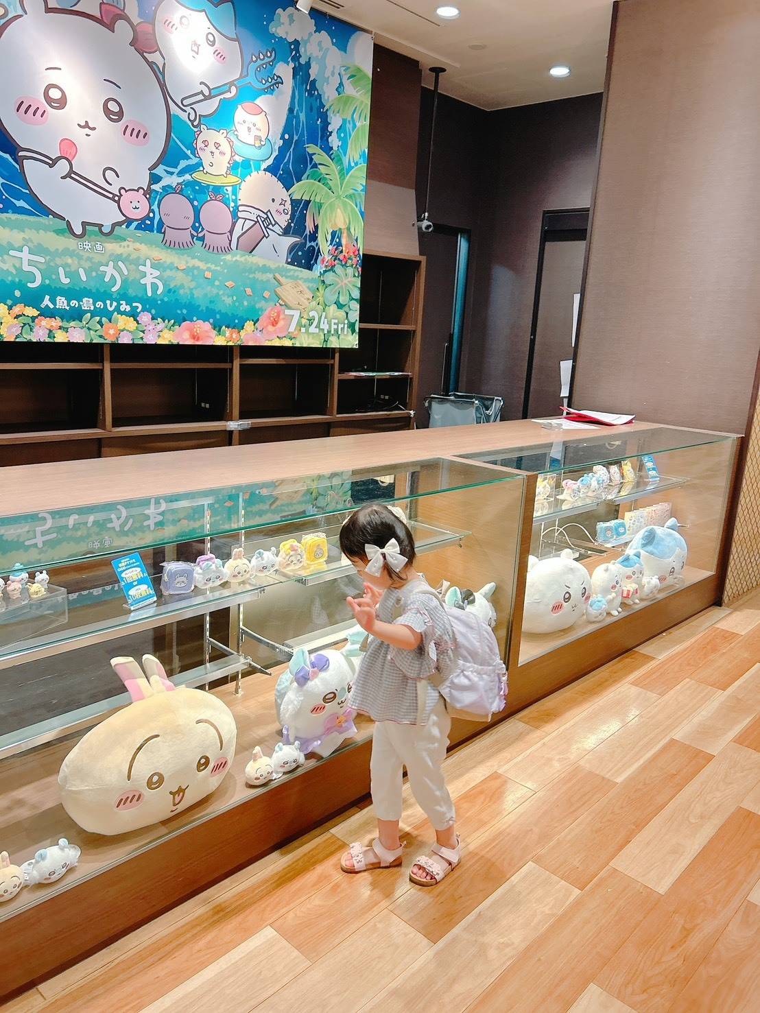 映画館のちいかわグッズを見る女の子