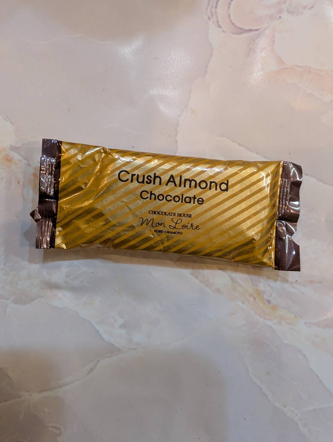 モンロワールの「神戸クラッシュアーモンドチョコレート」