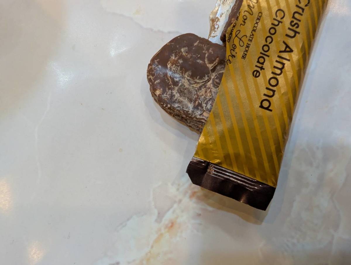 モンロワールの「神戸クラッシュアーモンドチョコレート」