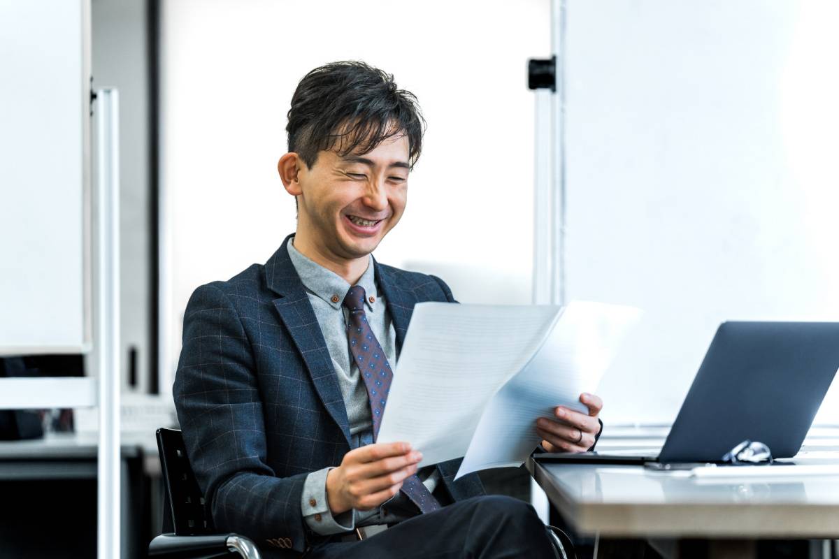 書類を見ている男性