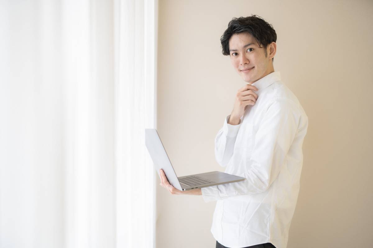 パソコンを持っている男性