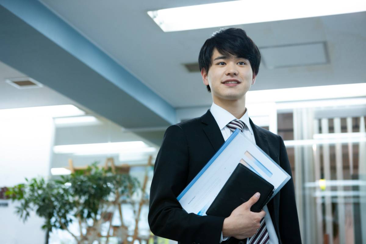 書類を持っている男性