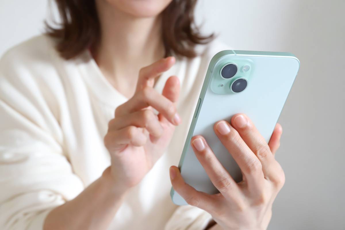 スマホを見る女性