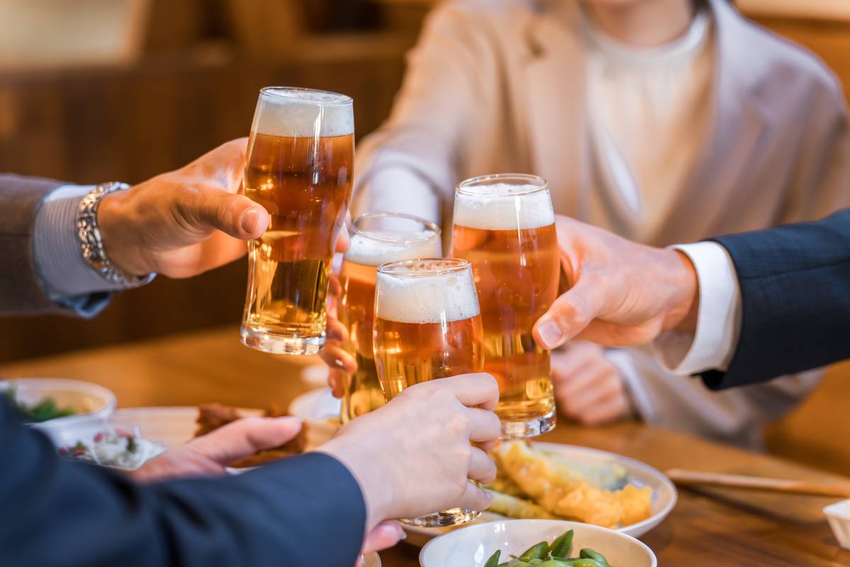 飲み会で乾杯をする男女
