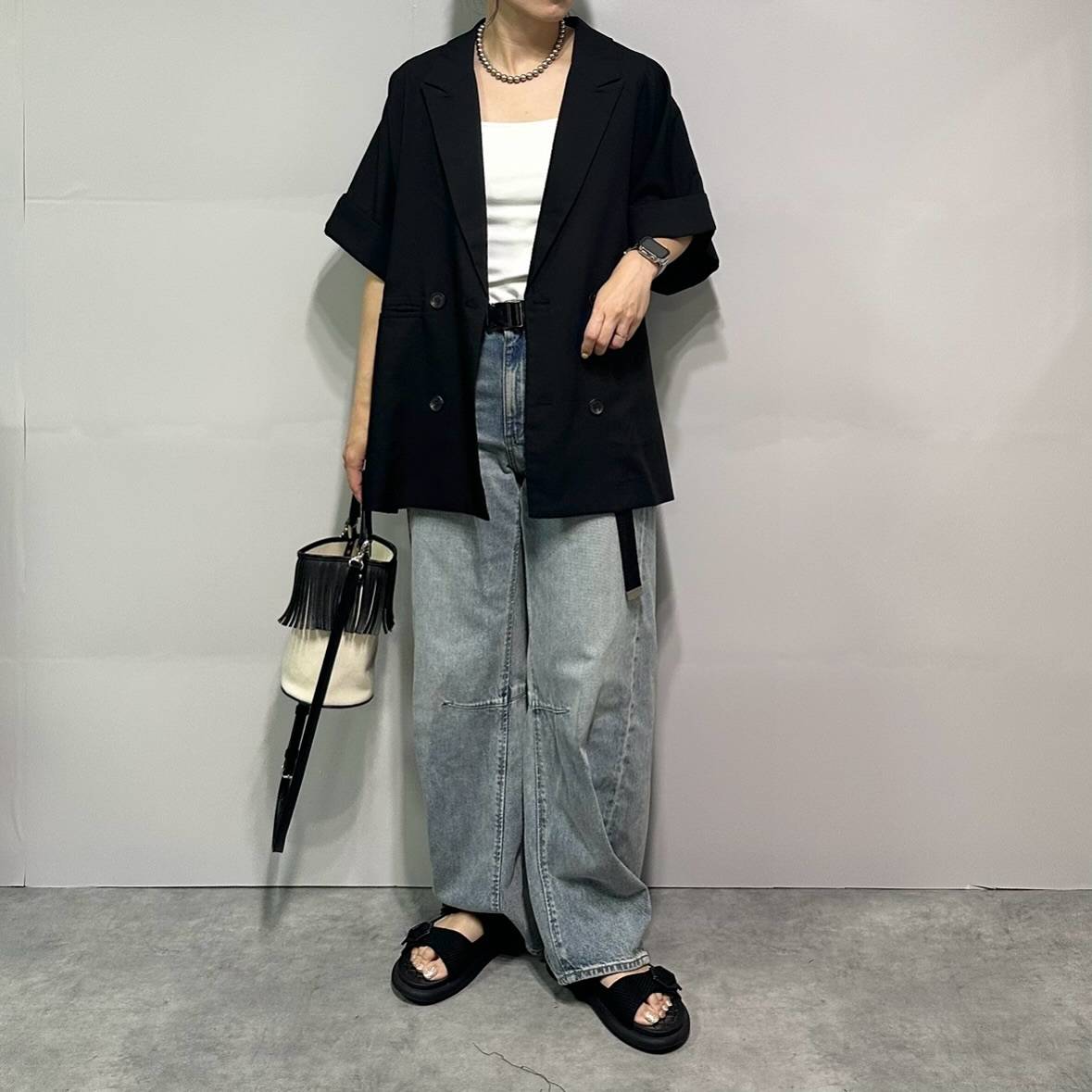 デニムパンツ以外のアイテムを黒でまとめる！
