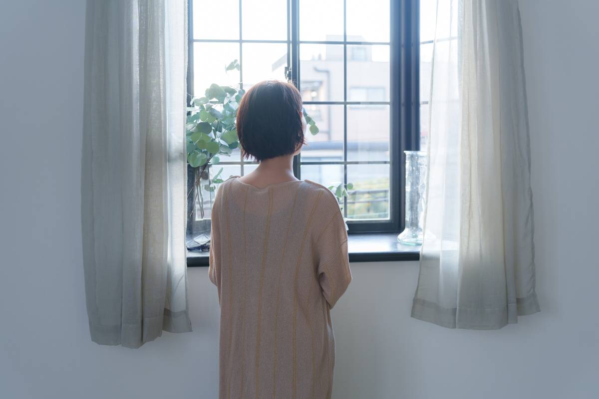 窓を見る女性