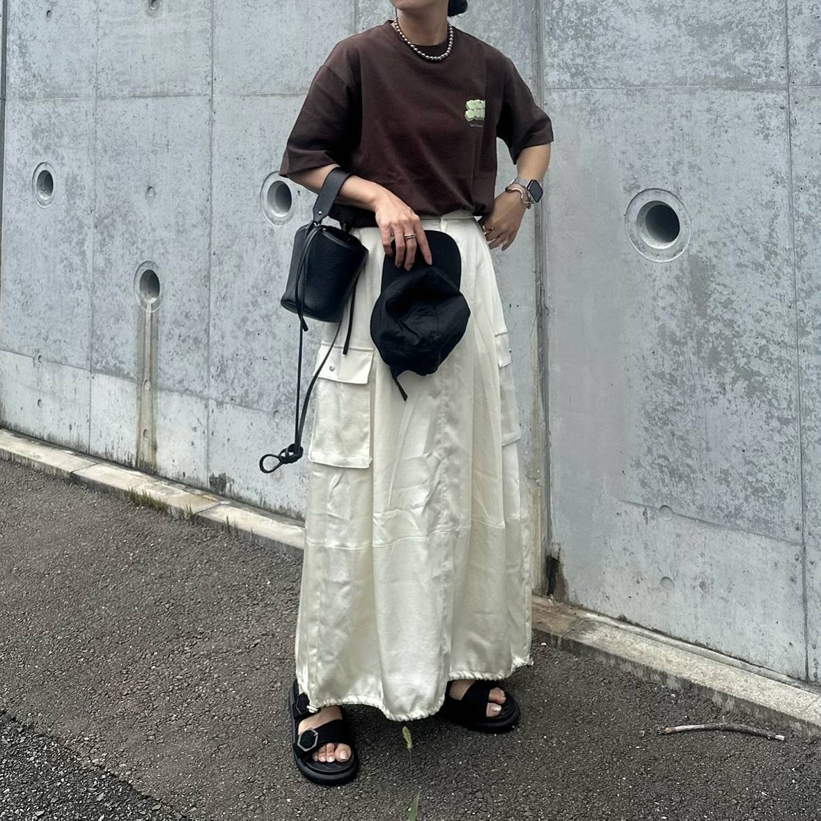 ブラウンTシャツ×白スカート