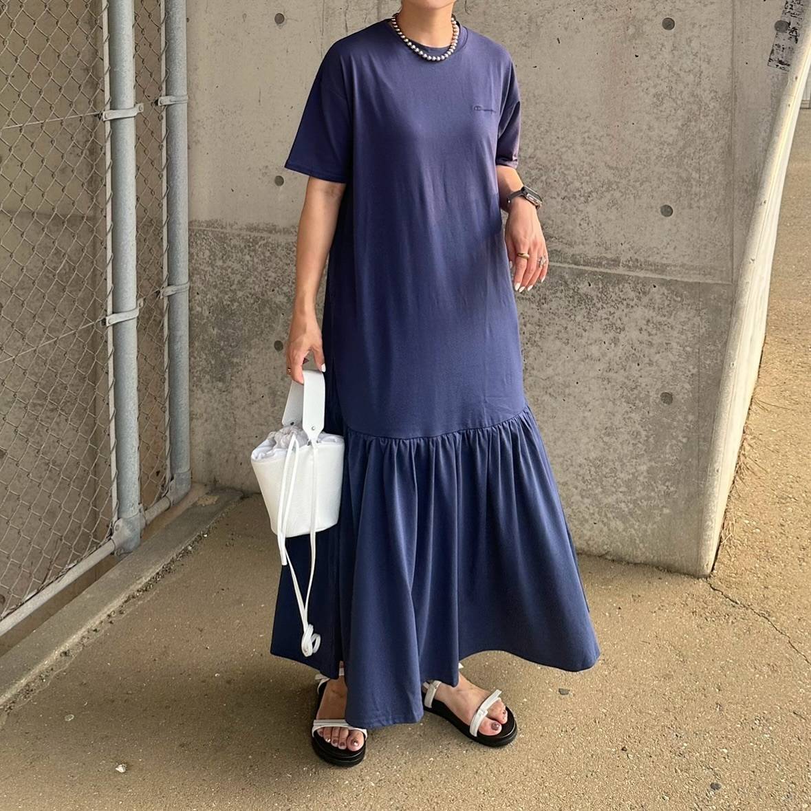 ネイビーワンピース×白小物