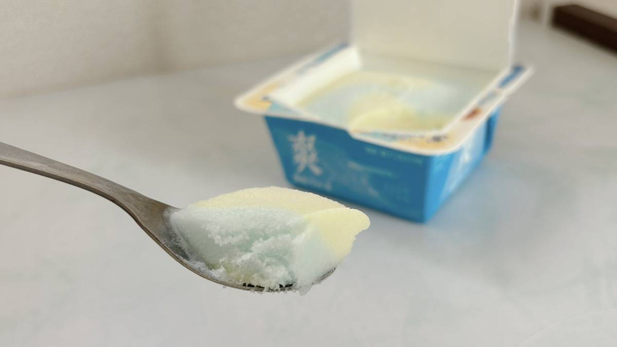 ロッテ爽の「夏色ラムネ」スプーンですくったところ