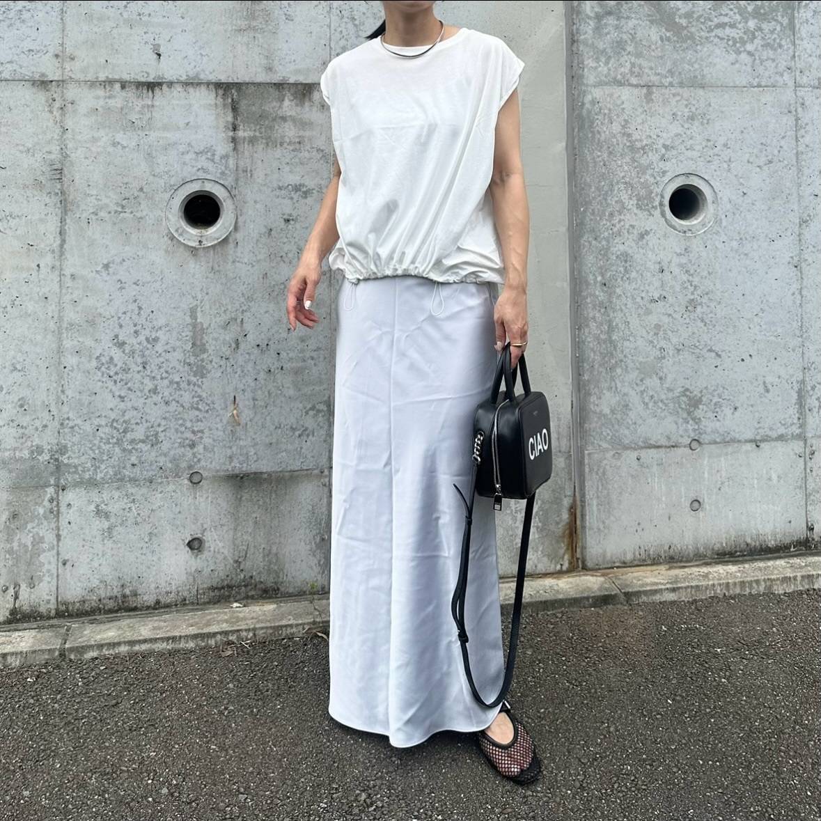 TシャツとサテンスカートのMIXコーデが◎