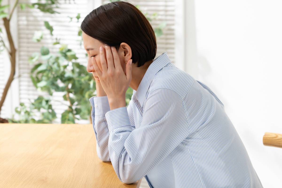 体調が悪い女性