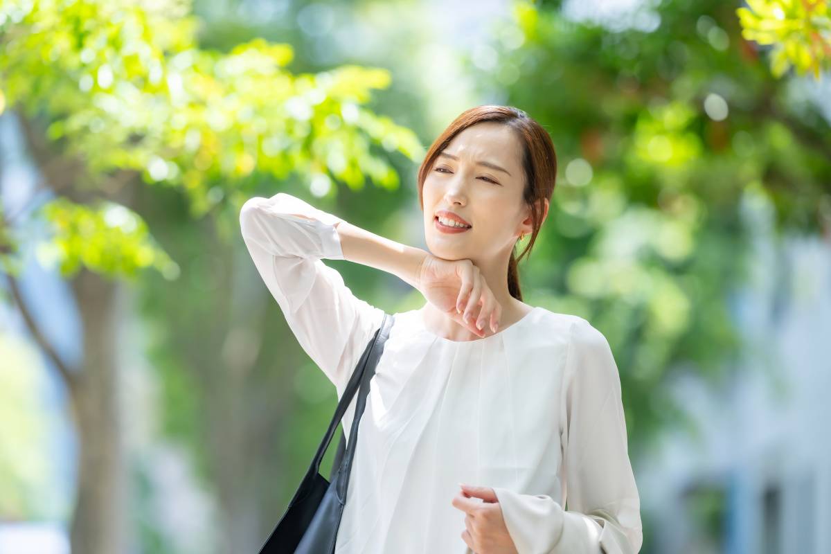 暑がる女性