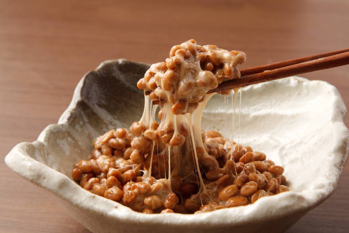 納豆を箸で持ち上げている
