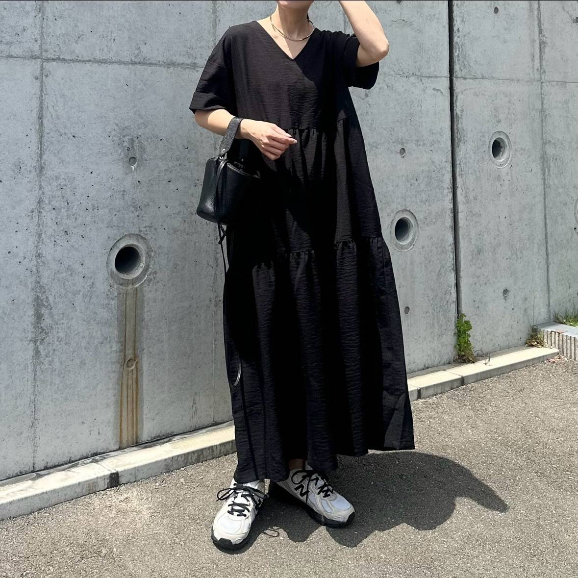 黒ワンピース×白スニーカー