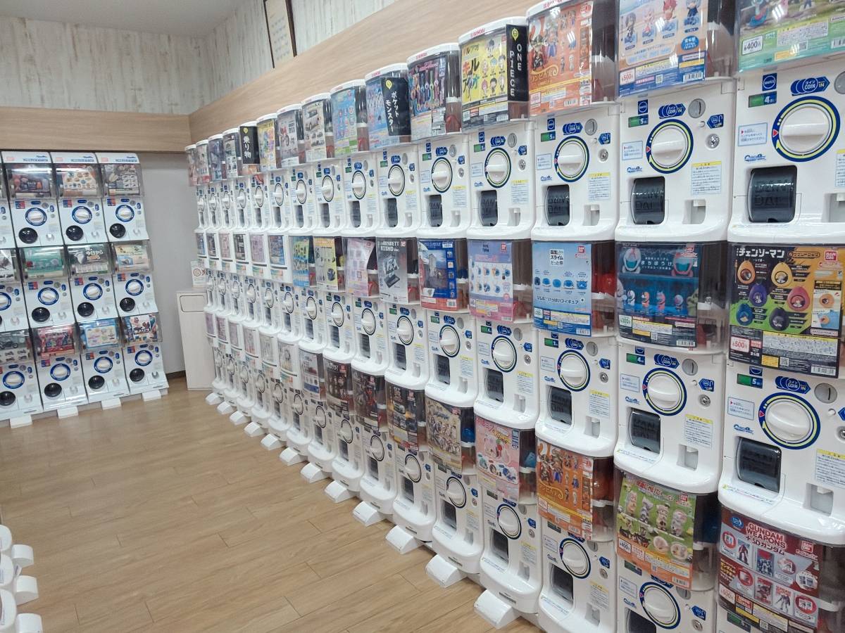 ショッピングモールのガチャガチャコーナー