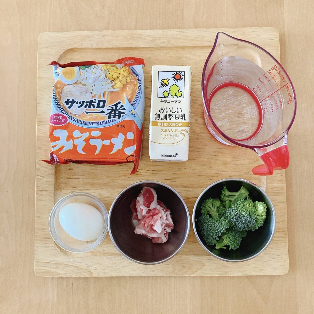 サッポロ一番公式の「ほうれん草とゆで卵の豆乳みそラーメン」のレシピ