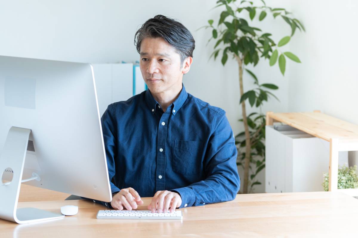 パソコンを使っている男性