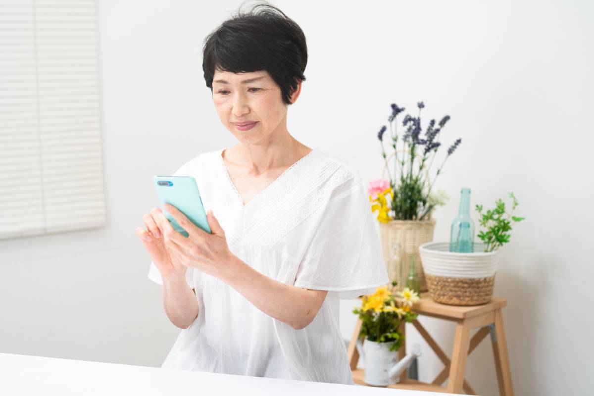 スマートフォンを操作している女性