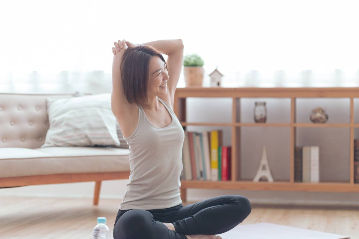 ストレッチをする女性