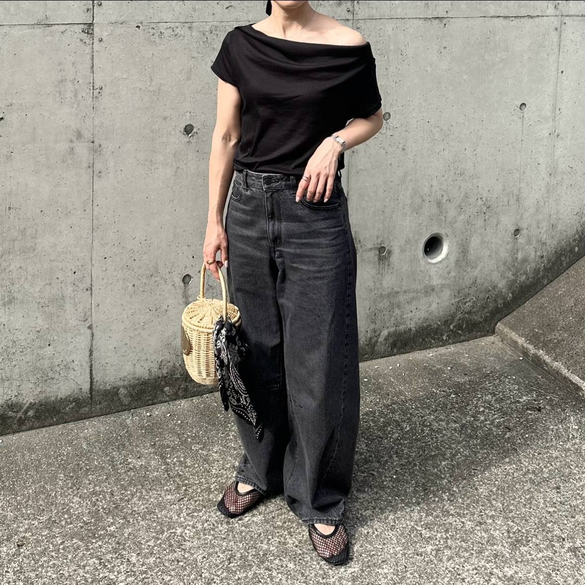 肌見せを意識したオールブラックコーデ