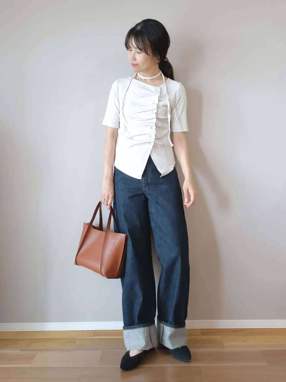 トレンドのギャザートップスを合わせる!