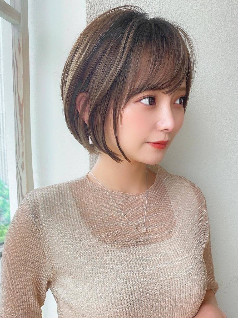 オリーブベージュ