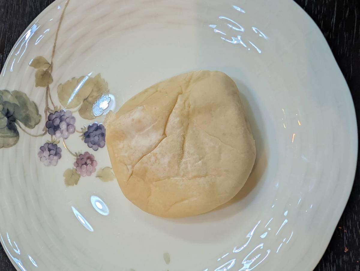 お皿にのせた7プレミアム じゅわっとしたハチミツパン