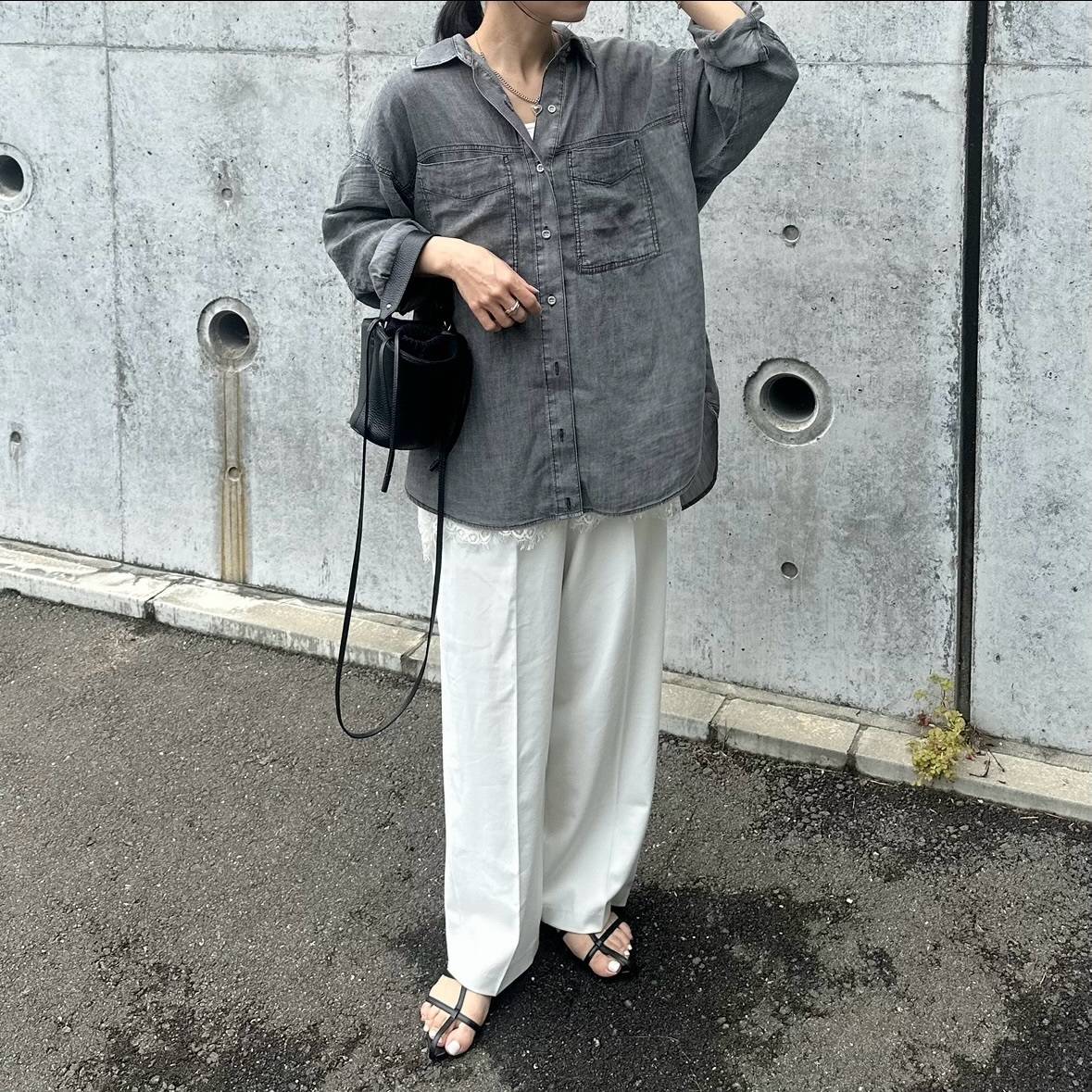 オーバーサイズのデニムシャツを合わせる！