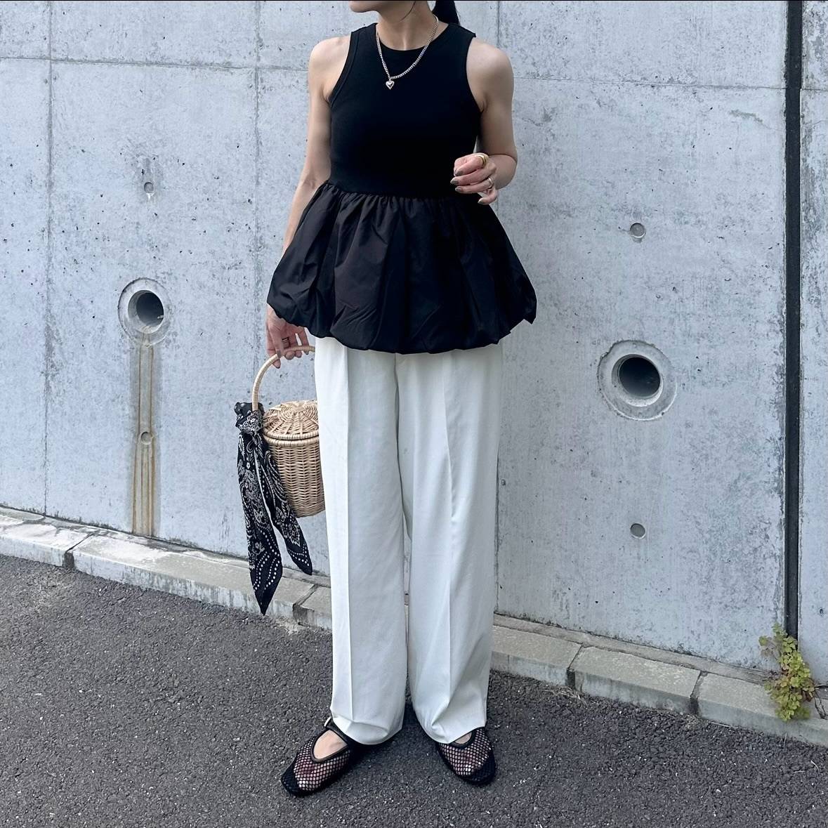 トレンドデザインのトップスを合わせる！