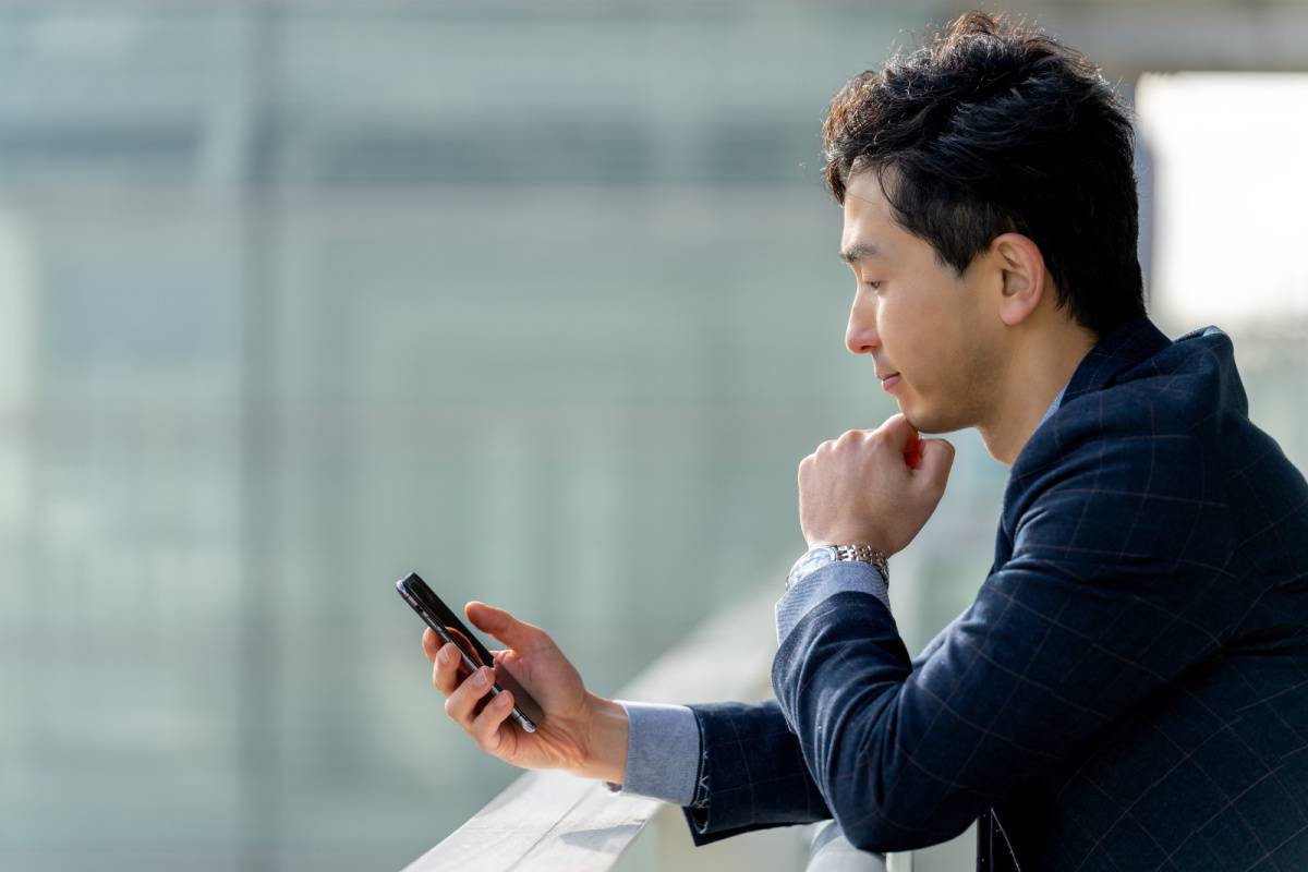 スマートフォンを見ている男性