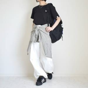  モノトーンコーデの女性 