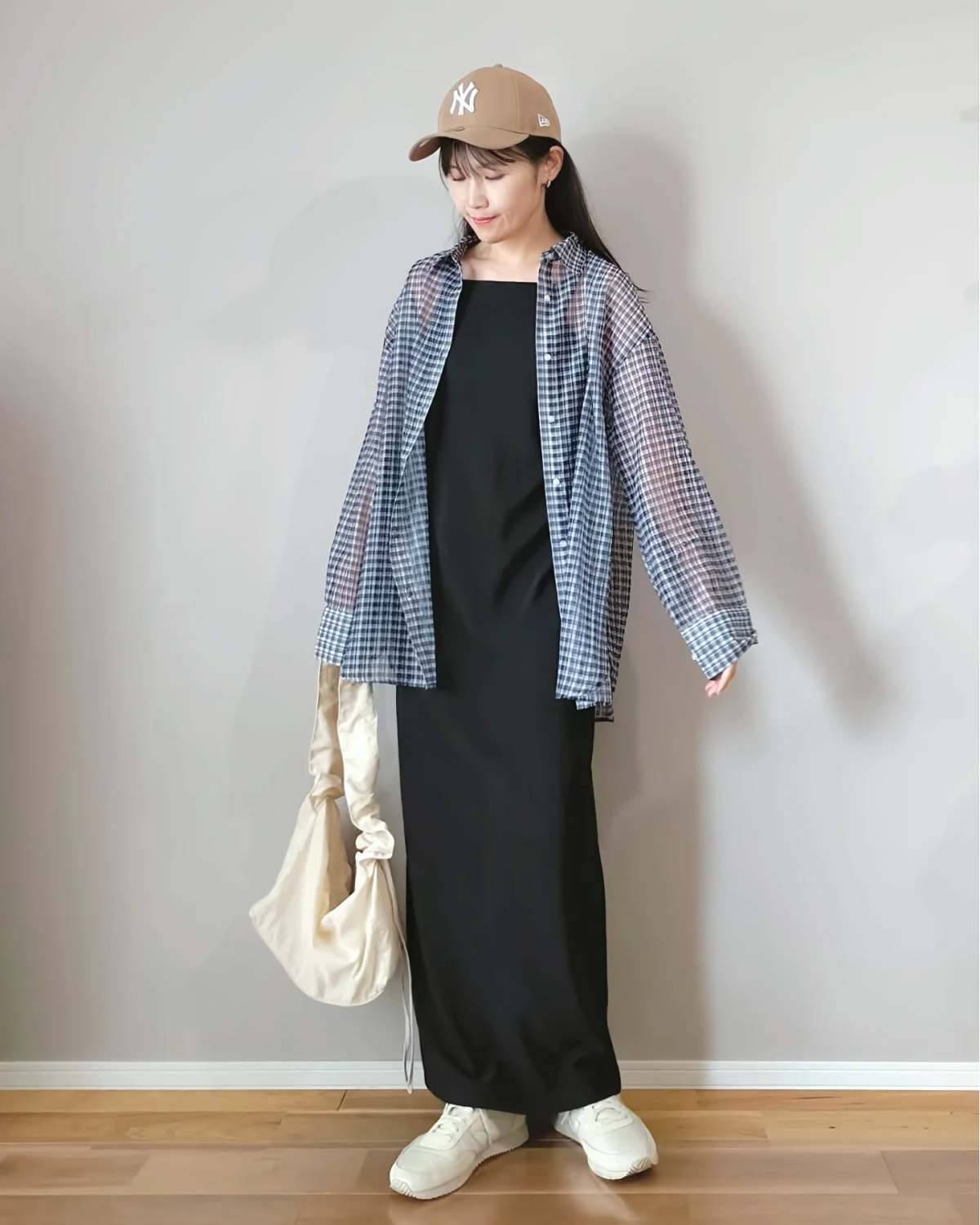 黒ワンピース×チェック柄シャツ