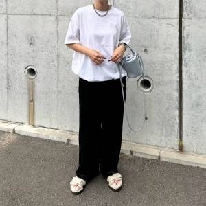  モノトーンコーデの女性 