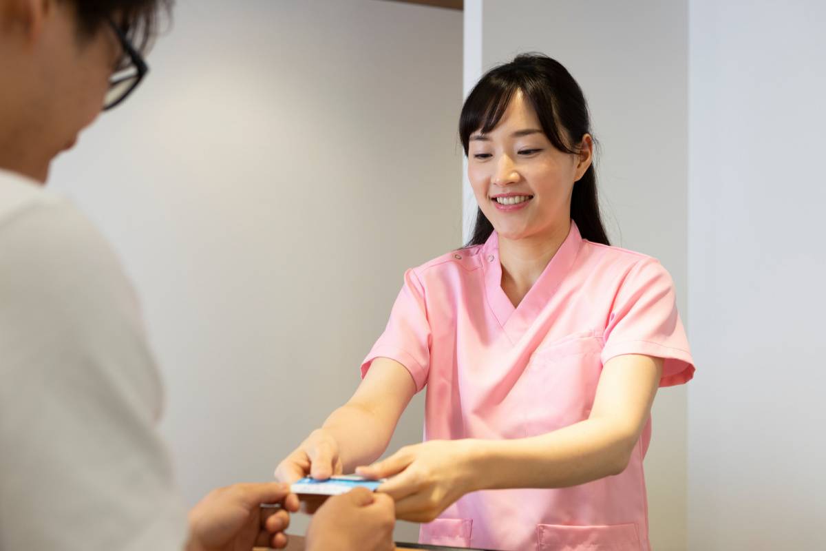 病院で受付業務をしている女性
