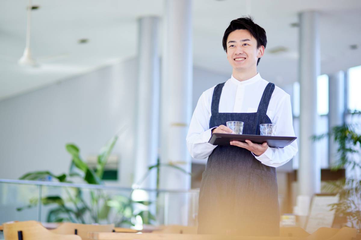 カフェで働いている男性